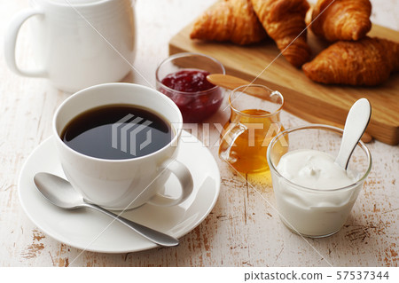 Breakfast (coffee, croissant, yogurt) Breakfast (coffee, croissant, yogurt) 57537344