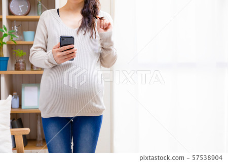 遭受頭髮傷害的孕婦 遭受頭髮傷害的孕婦 57538904