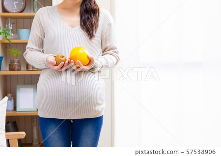 孕婦用葡萄柚和獼猴桃 孕婦用葡萄柚和獼猴桃 57538906