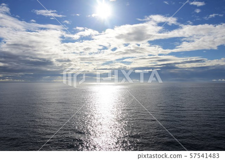 太陽和藍天發光的海景。不列顛哥倫比亞省 太陽和藍天發光的海景。不列顛哥倫比亞省 57541483