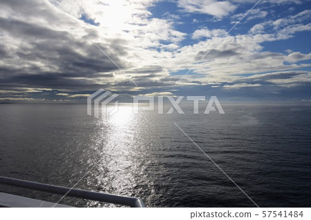 藍天閃耀的海景。不列顛哥倫比亞省 藍天閃耀的海景。不列顛哥倫比亞省 57541484