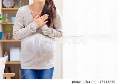 孕婦按住乳房,各種疾病 孕婦按住乳房,各種疾病 57543219