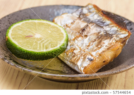 Salt-grilled fish fish 57544654