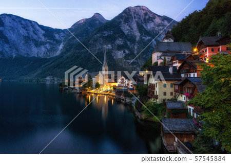 Hallstatt village lake view 57545884