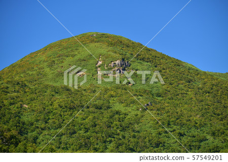 在陽光明媚的北海道拍攝新雪谷山脈Chisenupuri的初秋風景 在陽光明媚的北海道拍攝新雪谷山脈Chisenupuri的初秋風景 57549201