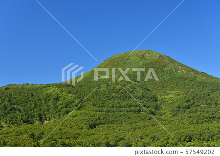 在陽光明媚的北海道拍攝新雪谷山脈Chisenupuri的初秋風景 在陽光明媚的北海道拍攝新雪谷山脈Chisenupuri的初秋風景 57549202
