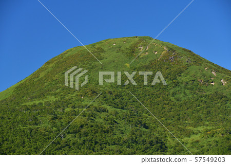 在陽光明媚的北海道拍攝新雪谷山脈Chisenupuri的初秋風景 在陽光明媚的北海道拍攝新雪谷山脈Chisenupuri的初秋風景 57549203