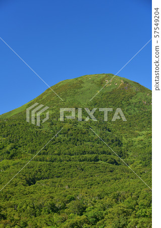 在陽光明媚的北海道拍攝新雪谷山脈Chisenupuri的初秋風景 57549204