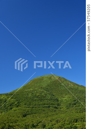 在陽光明媚的北海道拍攝新雪谷山脈Chisenupuri的初秋風景 在陽光明媚的北海道拍攝新雪谷山脈Chisenupuri的初秋風景 57549205
