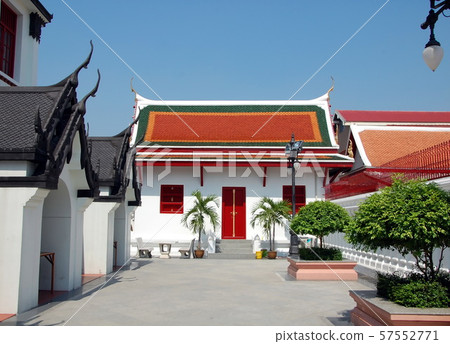 Inner courtyard of a Buddhist temple complex in Bangkok, Thailand 57552771