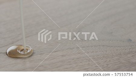 pour oil onto black walnut board 57553754