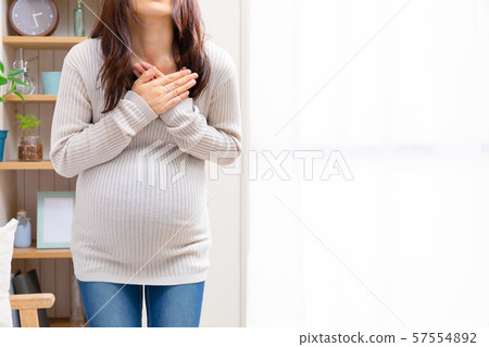 孕婦按住乳房,各種疾病 孕婦按住乳房,各種疾病 57554892