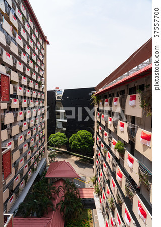 在公共住房的一面新加坡旗子在新加坡，HDB 57557700