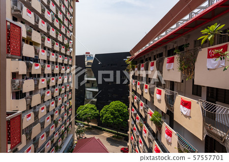 在公共住房的一面新加坡旗子在新加坡，HDB 57557701
