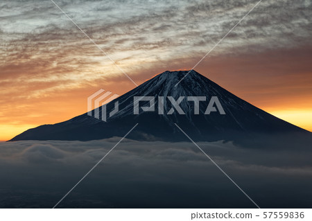 從山上看日出的天空和富士山。 從山上看日出的天空和富士山。 57559836