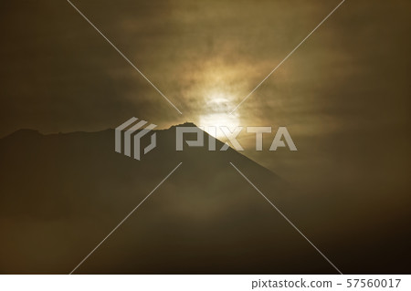 從富士山看到的富士山和朝日 57560017