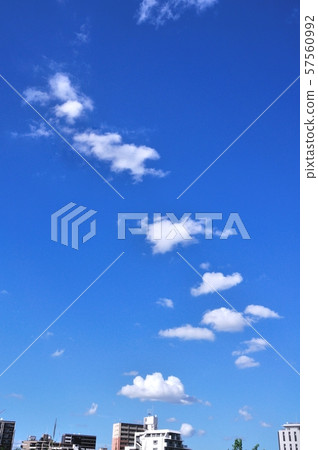 城市的藍天和白雲 城市的藍天和白雲 57560992