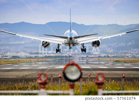 Aircraft to land 57561074