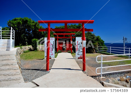 Yamaguchi, Motonosumi Shrine, a power spot followed by torii, a company overlooking the sea from a hill (2) 57564389