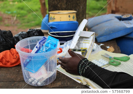 治療瘧疾的健康志願者（貝寧共和國） 57568799