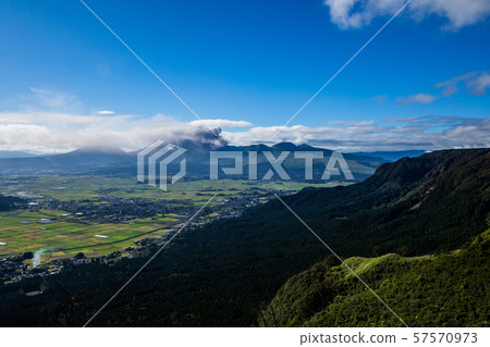 “麻生山，熊本”火山噴發期間的阿蘇山 57570973
