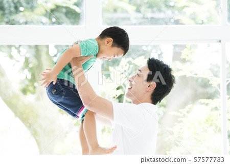 男孩和父親一起玩 男孩和父親一起玩 57577783