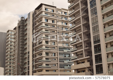高層公寓正在建設中 57578075