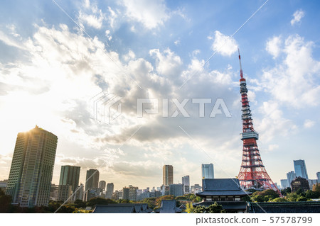 東京鐵塔和標題空間邊緣的暮色天空 東京鐵塔和標題空間邊緣的暮色天空 57578799