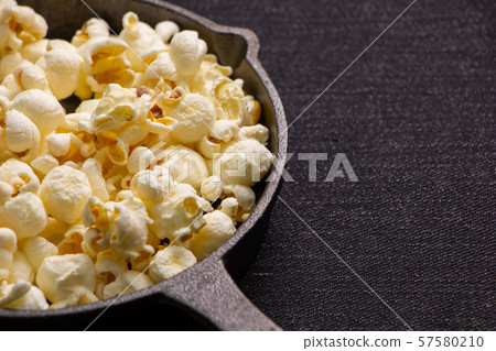 爆米花(在煎鍋中)。 爆米花(在煎鍋中)。 57580210