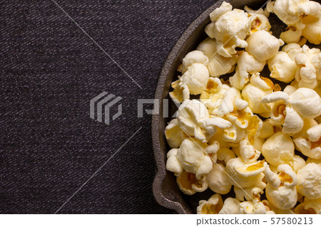 爆米花（在煎鍋中）。 57580213