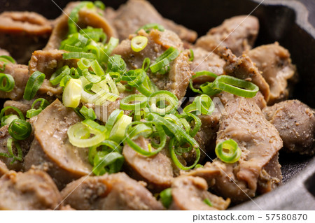 與鹽的烤雞g。 (在煎鍋裡。) 與鹽的烤雞g。 (在煎鍋裡。) 57580870