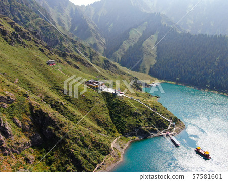 天山天池鳥瞰圖在新疆維吾爾自治區,中國 天山天池鳥瞰圖在新疆維吾爾自治區,中國 57581601