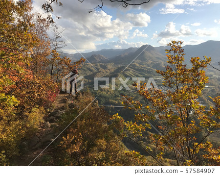 Autumn mountain photographer 57584907