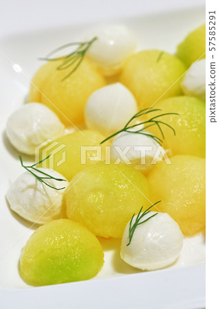 Cantaloupe melon with mozzarella 57585291