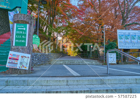東京八王子市秋天高雄天文台入口和猴子花園,到山頂的小路 東京八王子市秋天高雄天文台入口和猴子花園,到山頂的小路 57587225