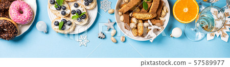 Christmas dinner party table 57589977