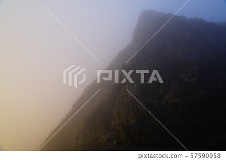 一個多山的岩石地方 57590958