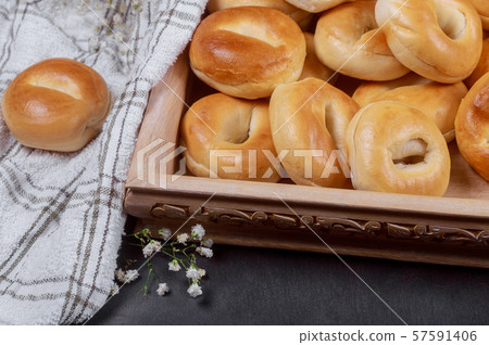 Plane bagels in tray with white towel. Plane bagels in tray with white towel. 57591406