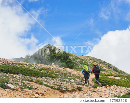 北阿爾卑斯山,父母和孩子在喬丹山的山路上行走 北阿爾卑斯山,父母和孩子在喬丹山的山路上行走 57592828