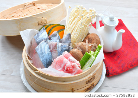 注）烹飪前未加熱的圖像。 Sawara，豬肉和蔬菜蒸蒸/蒸菜/簡單食譜。 57592958