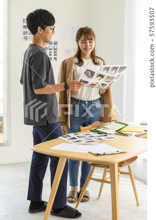 Men and women 2 casual business meetings 57593507