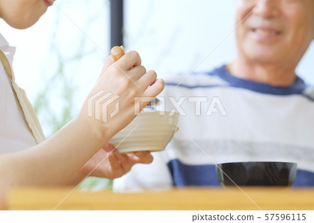 護理助手訪問護理照顧者膳食家庭助手社會工作者 57596115