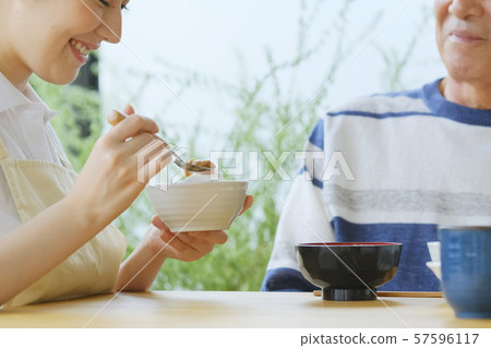 護理助手訪問護理照顧者膳食家庭助手社會工作者 57596117