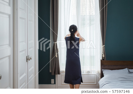 臥室的年輕女子 臥室的年輕女子 57597146