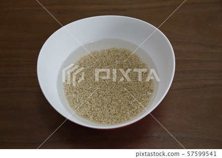 糙米在烹飪前淹沒 57599541
