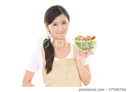 一位家庭主婦攜帶烹飪 57599748