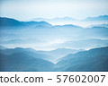 多雲的山地景觀 57602007