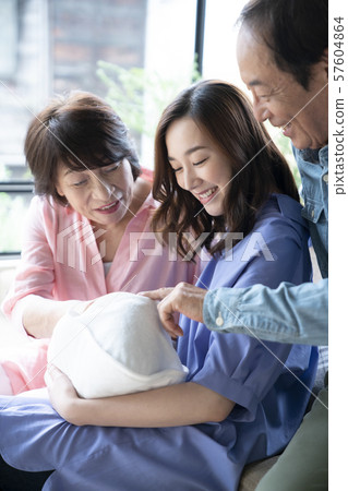 家庭父母和孩子嬰兒歸鄉祖父母孫子嬰兒新生兒母親媽媽家庭第一孫子 家庭父母和孩子嬰兒歸鄉祖父母孫子嬰兒新生兒母親媽媽家庭第一孫子 57604864