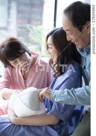 家庭父母和孩子嬰兒歸鄉祖父母孫子嬰兒新生兒母親媽媽家庭第一孫子 家庭父母和孩子嬰兒歸鄉祖父母孫子嬰兒新生兒母親媽媽家庭第一孫子 57604865