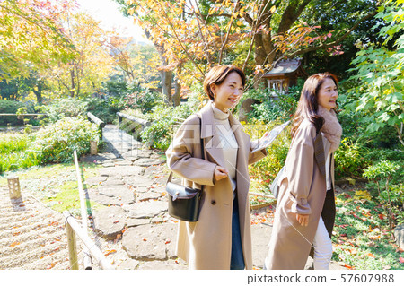 旅行秋天秋葉母親女兒父母和兒童家庭旅行圖像 旅行秋天秋葉母親女兒父母和兒童家庭旅行圖像 57607988